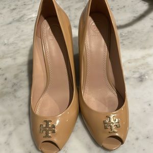 TORY BURCH blonde Jolie patent leather peep toe wedge heels size 11